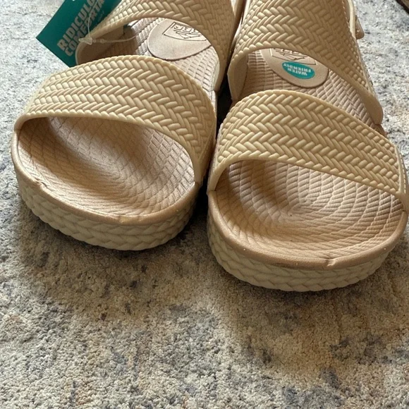 REEF Women's Water Vista Sandals, size 8, cream. NWT but INDENTATIONS (see pics) - Picture 2 of 8